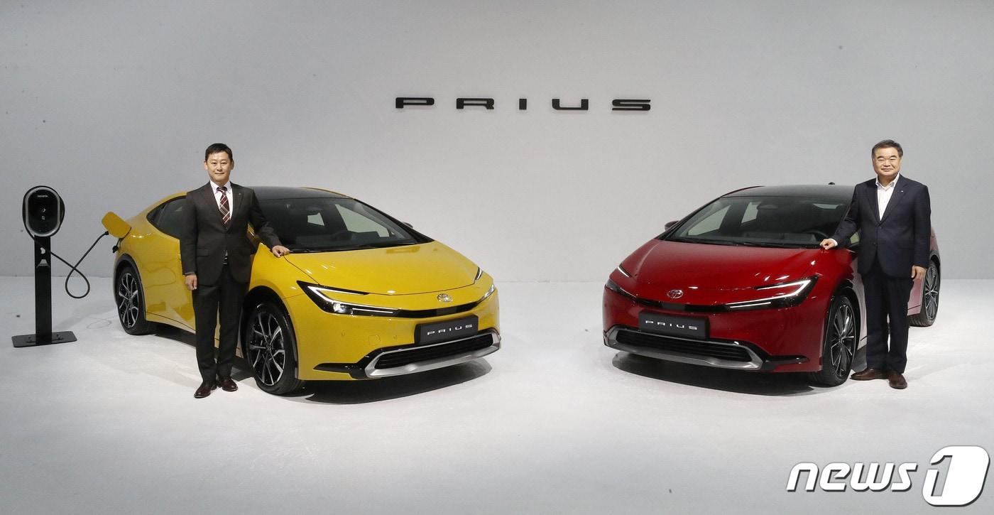 콘야마 마나부 토요타코리아 대표이사(오른쪽)와 오마 사토키 토요타 부수석 엔지니어가 13일 서울 광진구 파이팩토리 스튜디오에서 5세대 프리우스를 공개하고 있다. 이번에 출시되는 5세대 프리우스는 하이브리드(HEV)와 플러그인 하이브리드(PHEV) 두 가지 파워트레인으로 출시되며 2.0리터 자연흡기 가솔린 엔진과 2세대 TNGA 플랫폼이 적용됐다. 2023.12.13/뉴스1 ⓒ News1 박세연 기자