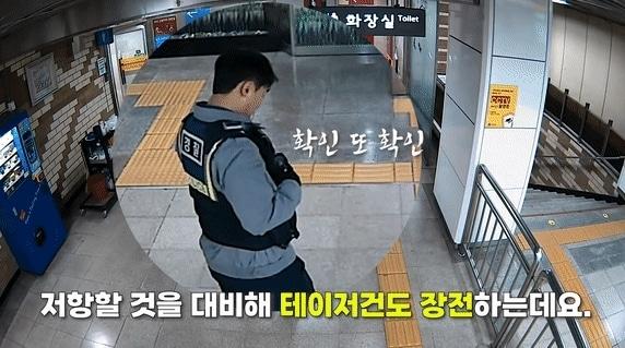 본문 이미지 - 파주의 한 식당 앞에서 60대 점주 B씨의 목을 흉기로 찌르고 달아난 혐의(살인미수)를 받는 30대 A씨를 검거하는 영상이 공개돼 관심을 모으고 있다. 경찰청 유튜브 갈무리