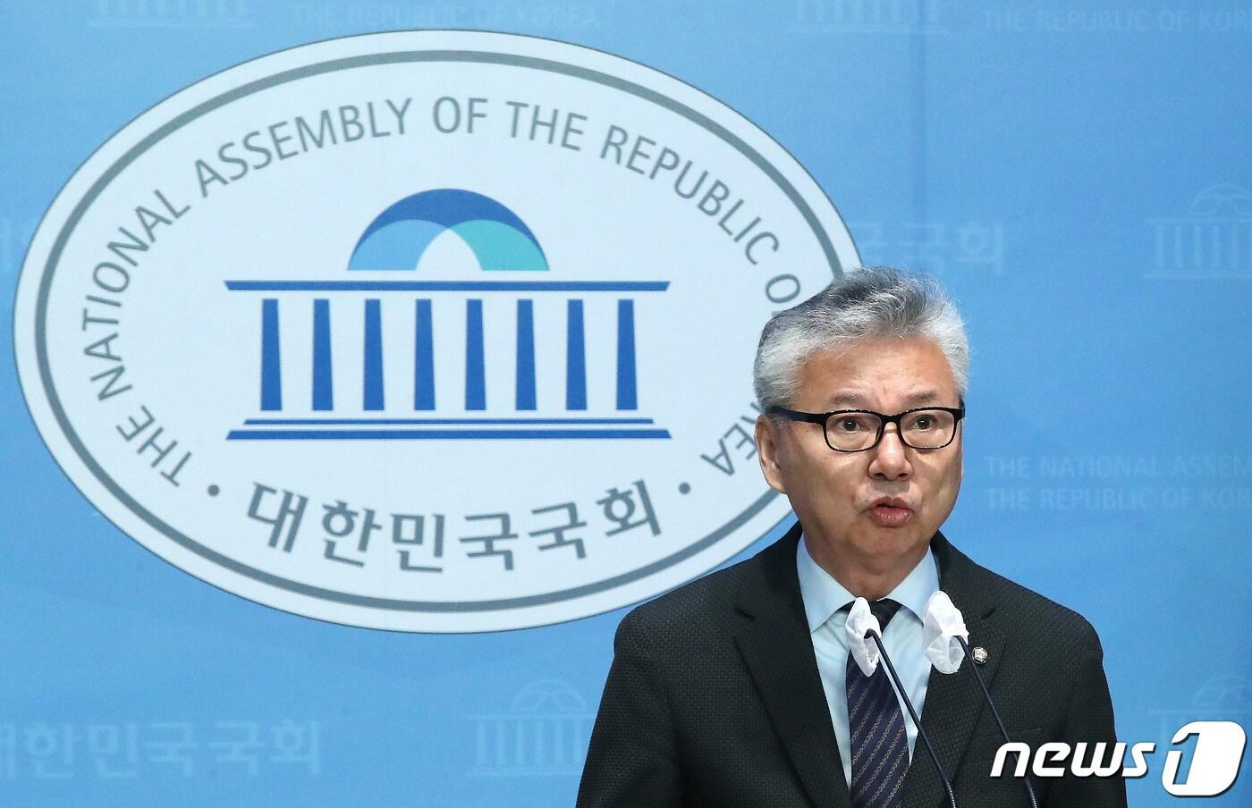 본문 이미지 - 홍성국 더불어민주당 의원이 13일 오전 서울 여의도 국회 소통관에서 기자회견을 갖고 제22대 국회의원 선거(총선) 불출마 선언을 하고 있다. 2023.12.13/뉴스1 ⓒ News1 임세영 기자