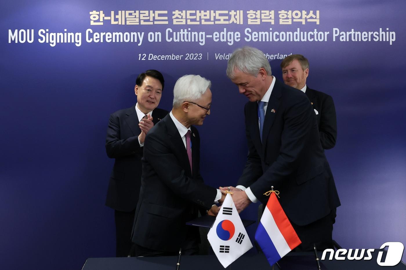 본문 이미지 - 윤석열 대통령과 빌럼 알렉산더르(Willem Alexander) 네덜란드 국왕이 12일(현지시간) 벨트호벤 반도체 장비기업 ASML 본사에서 열린 한-네덜란드 첨단반도체 협력 협약식에서 경계현 삼성전자 사장과 피터 베닝크(Peter Wennink) ASML 회장의 차세대 반도체 제조기술 R&D센터 설립 MOU 체결을 지켜보며 손뼉치고 있다. (대통령실 제공) 2023.12.13/뉴스1 ⓒ News1 안은나 기자