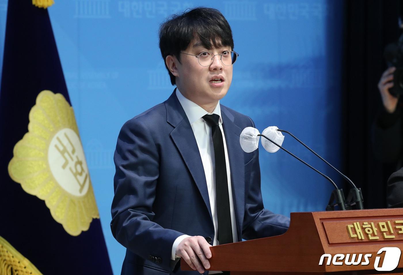 더불어민주당 전 권리당원인 백광현 씨가 13일 오후 서울 여의도 국회 소통관에서 민주당 권리당원 제명 처분 관련 기자회견을 하고 있다. 더불어민주당 경기도당 윤리심판원은 이재명 당 대표를 상대로 직무정지 소송을 낸 권리당원 백 씨를 지난달 27일 이 대표 등에 대해 허위사실을 유포해 당의 품위를 훼손시켰다며 최고 수준 징계인 '제명'을 의결했다. 2023.12.13/뉴스1 ⓒ News1 임세영 기자