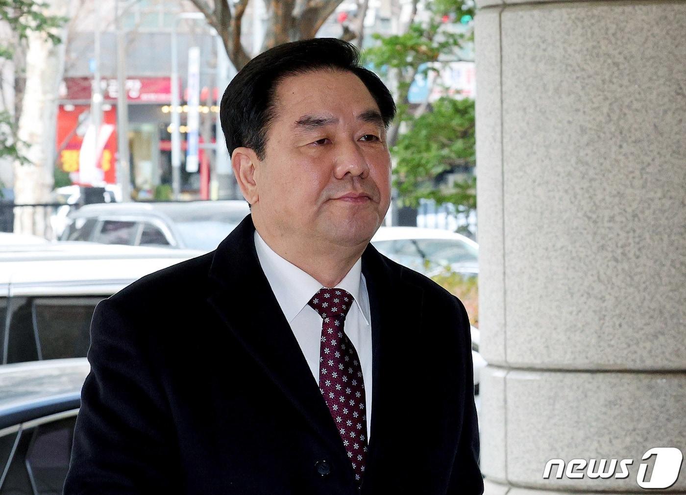 본문 이미지 - 조현천 전 기무사령관이 13일 오후 서울 마포구 서울서부지법에서 열린 정치 관여·예산 횡령 혐의 공판에 출석하고 있다.2023.12.13/뉴스1 ⓒ News1 장수영 기자