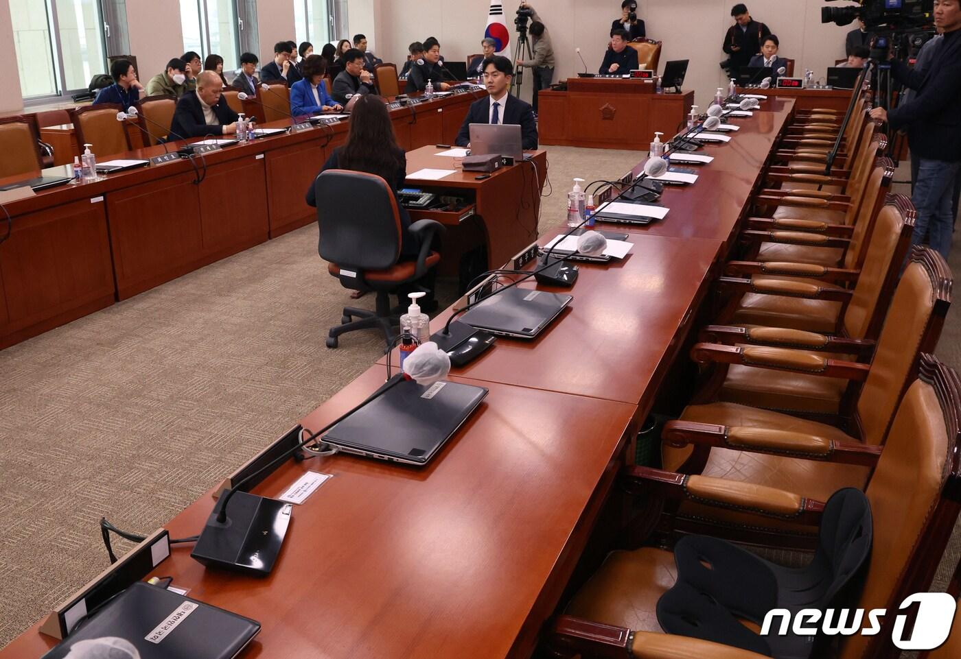 본문 이미지 - 13일 서울 여의도 국회에서 열린 2030 부산세계박람회 유치지원 특별위원회 전체회의에 국무위원들과 국민의힘 의원들이 불참해 자리가 비어 있다. 2023.12.13/뉴스1 ⓒ News1 송원영 기자