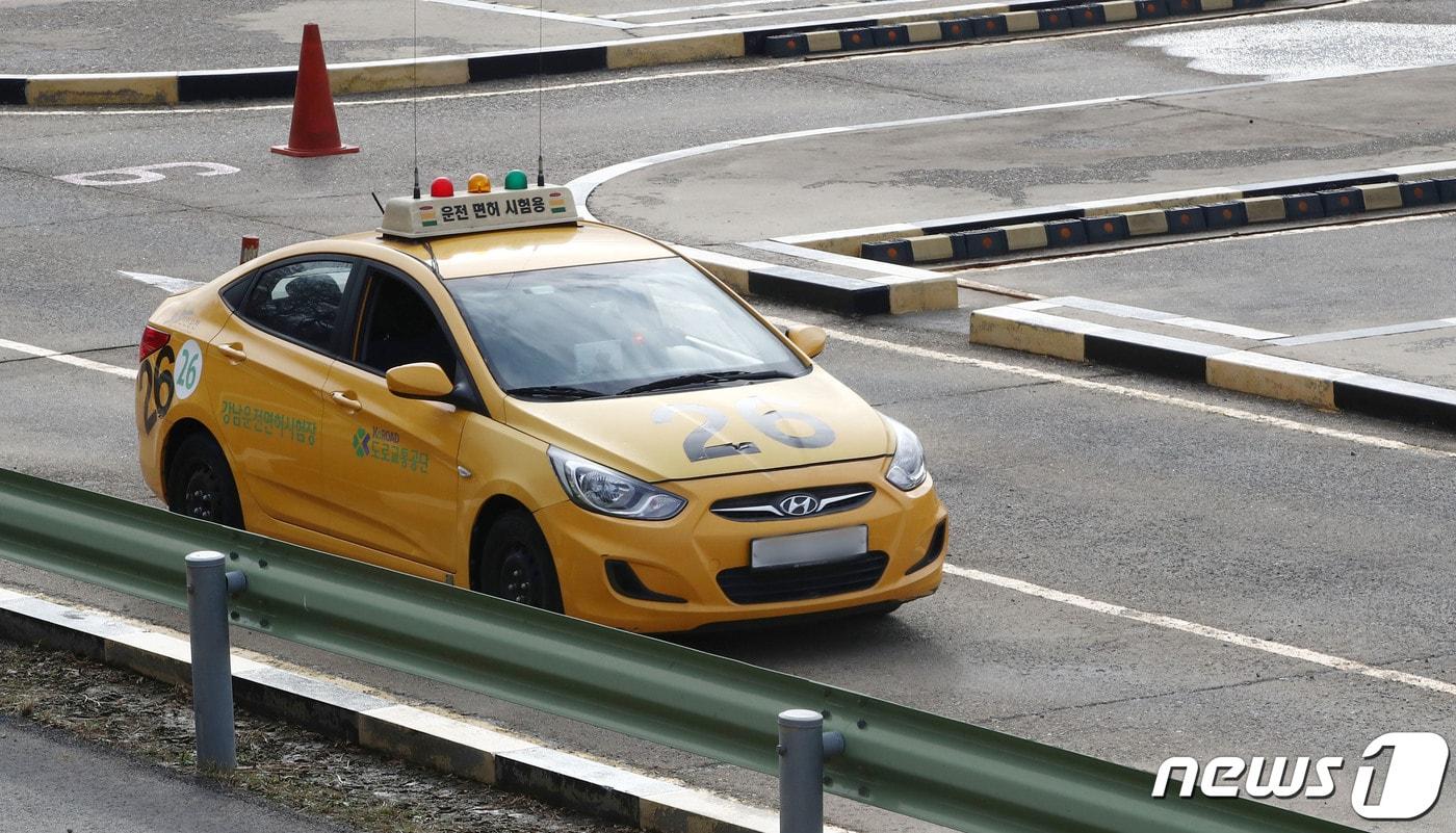 서울 강남구 강남운전면허시험장에서 응시생이 운전면허 기능시험을 보고 있다.  2023.12.13/뉴스1 ⓒ News1 박세연 기자