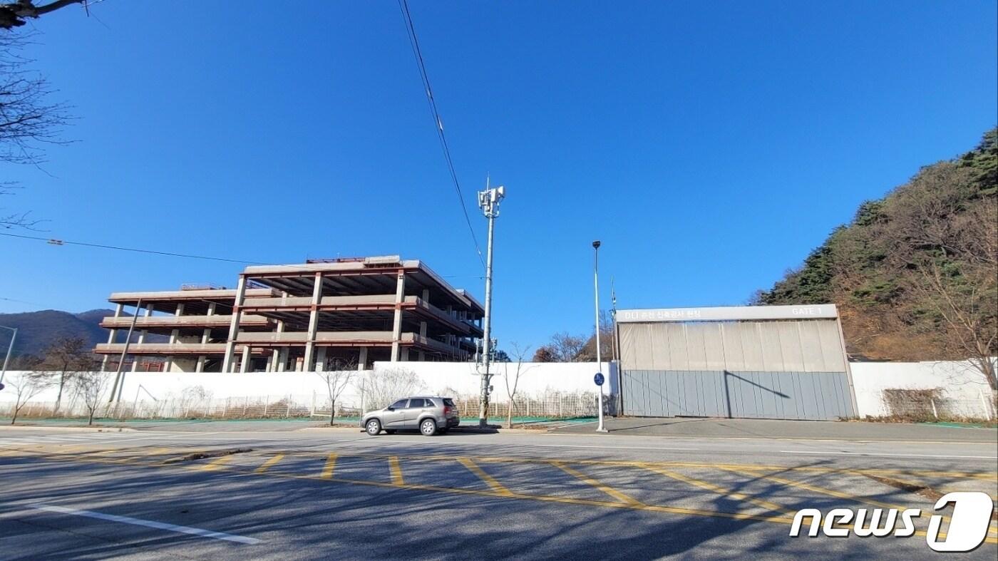 7년째 방치된 춘천 삼천동 두산연수원.(춘천시 제공)