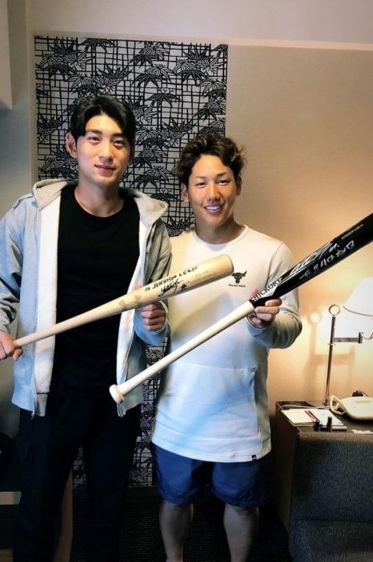 본문 이미지 - 이정후(왼쪽)와 요시다.(요시다 SNS 캡처)