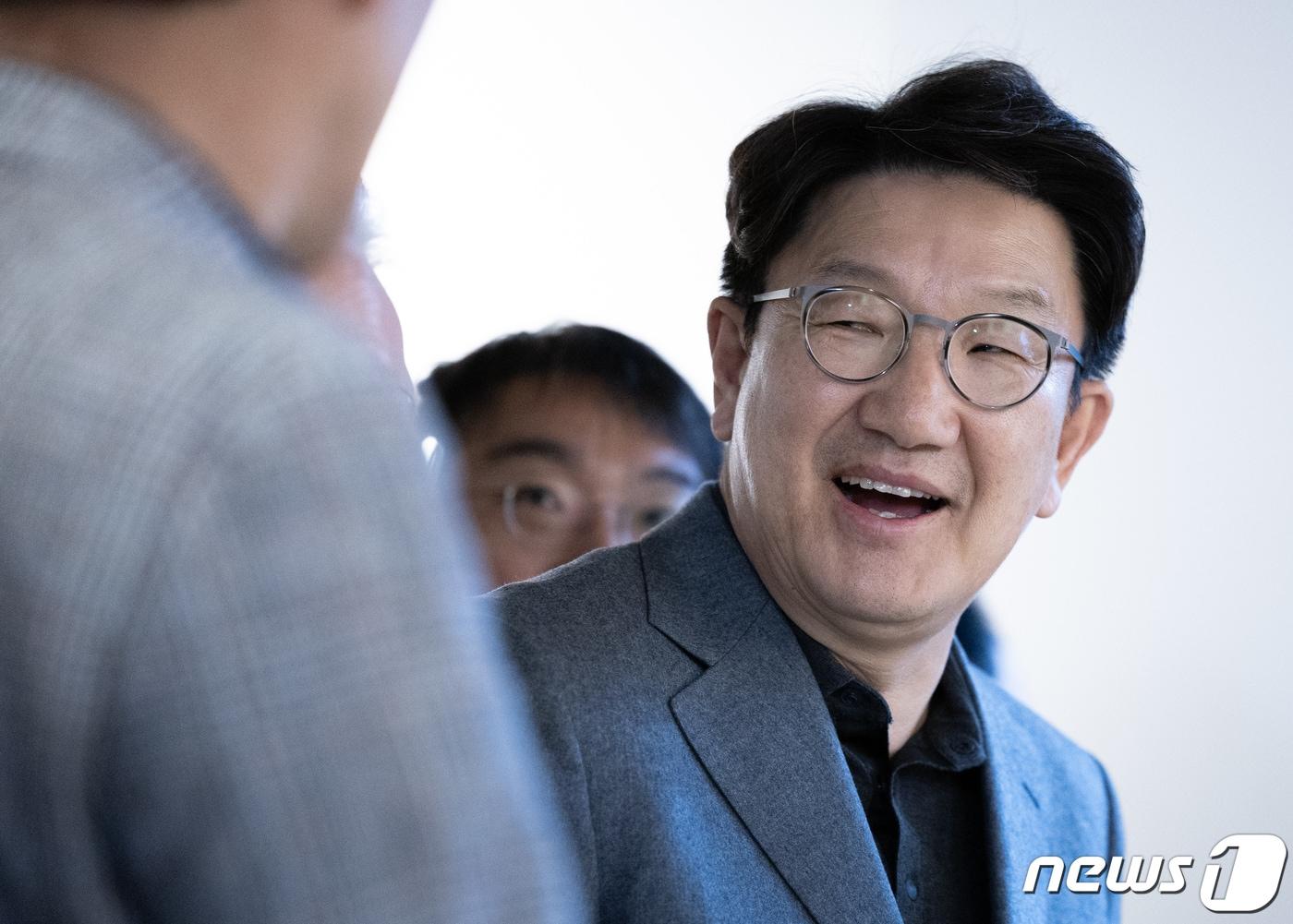 본문 이미지 - 권성동 국민의힘 의원이 13일 오후 서울 서초구 한전아트센터에서 열린 이명박 전 대통령의 첫 서예전 '스며들다' 개막식에서 참석자들과 대화를 하고 있다. 2023.12.13/뉴스1 ⓒ News1 이재명 기자