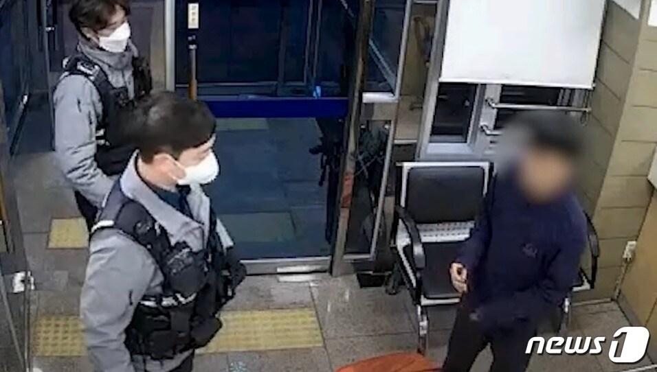 본문 이미지 -  지난달 28일 대전동부경찰서 용전지구대에서 공업용 커터칼을 들고 난동을 부린 20대가 재판에 넘겨졌다. 사진은 A씨가 지구대를 찾았을 당시 모습. (대전경찰청 유튜브 캡쳐)/뉴스1