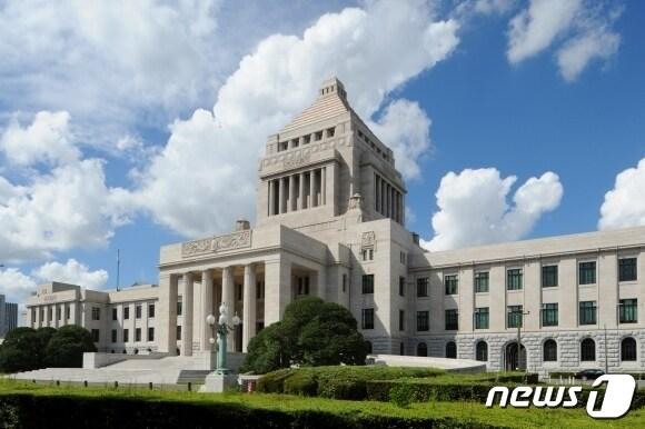 본문 이미지 - 일본 도쿄도 지요다구 나가타초에 위치한 일본 국회의사당 건물. 건물 좌측에는 중의원(하원), 우측에는 참의원(상원)이 배치돼 있다<자료사진>. ⓒ News1 강민경·권진영 기자