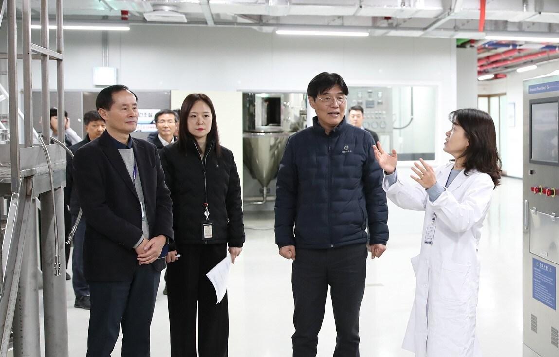 본문 이미지 - 김형렬 행복청장&#40;오른쪽 두 번째&#41;이 13일 세종시 산학연클러스터지원센터 내 미래융합센터 바이오메디컬활성소재센터를 방문해 운영상황을 점검하고 있다. &#40;행복청 제공&#41; / 뉴스1