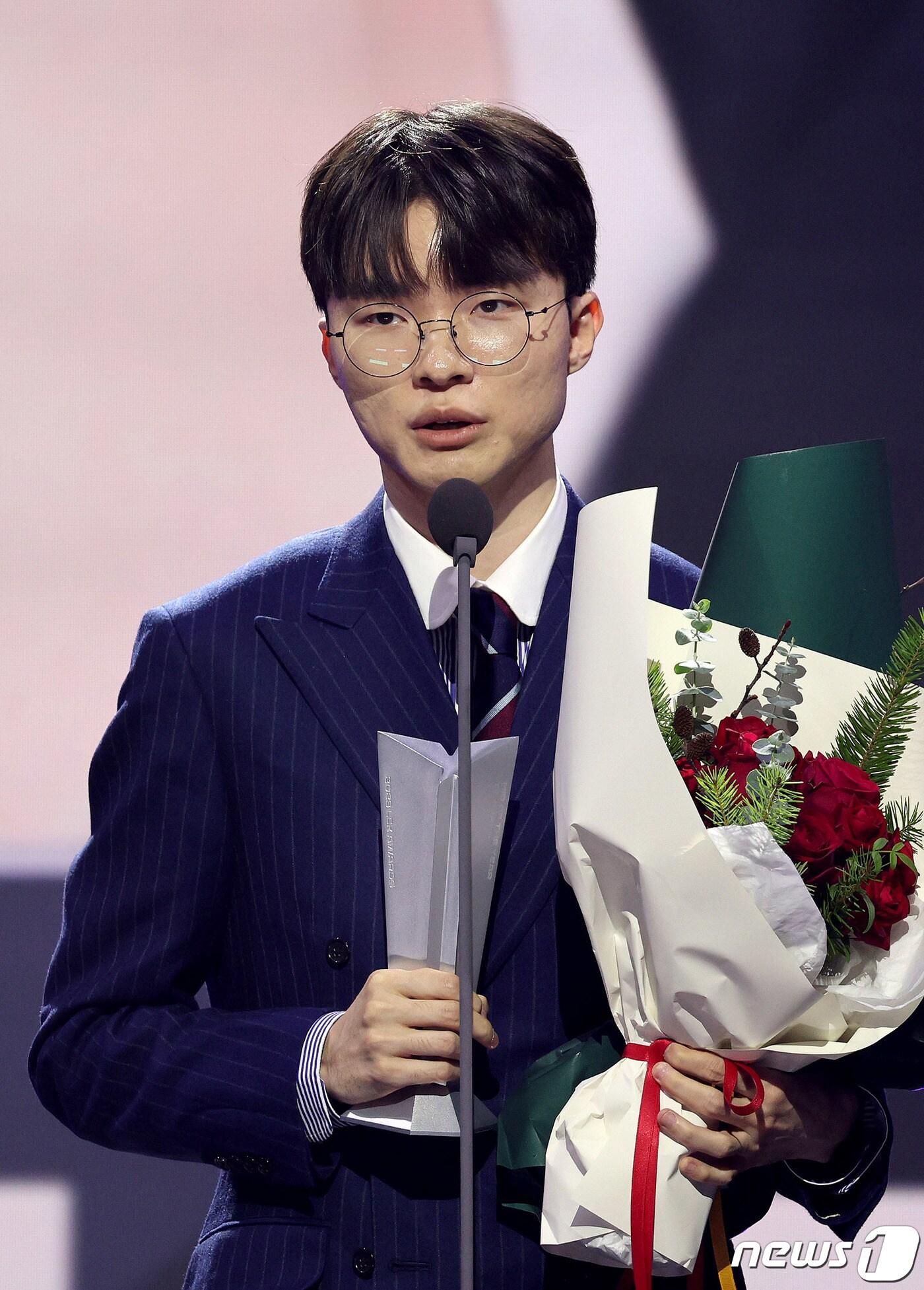 본문 이미지 - 13일 오후 경기 광명 아이벡스 스튜디오에서 열린 LCK 어워즈에서 미드 오브 더 이어를 수상한 페이커(이상혁)가 수상 소감을 밝히고 있다. 2023.12.13/뉴스1 ⓒ News1 장수영 기자