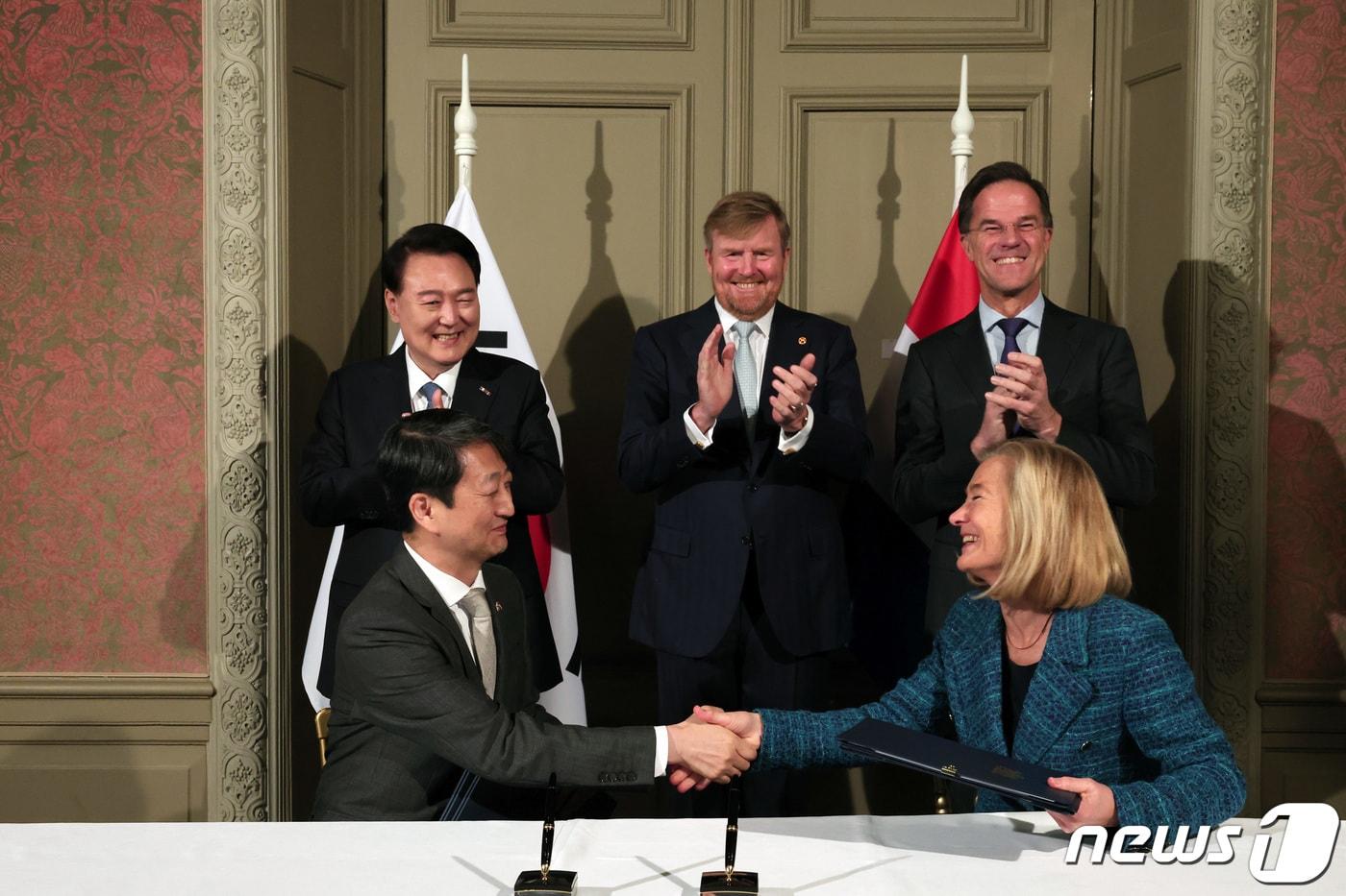 지난해 12월 네덜란드를 국빈 방문한 윤석열 대통령이 빌럼 알렉산더르(Willem Alexander) 국왕, 마르크 뤼터(Mark Rutte) 총리와 헤이그에서 안덕근 통상교섭본부장과 한케 브라이스 슬롯 외교장관의 무탄소 에너지 협력 양해각서 체결을 지켜보며 손뼉치고 있다. (대통령실 제공)ⓒ News1 안은나 기자