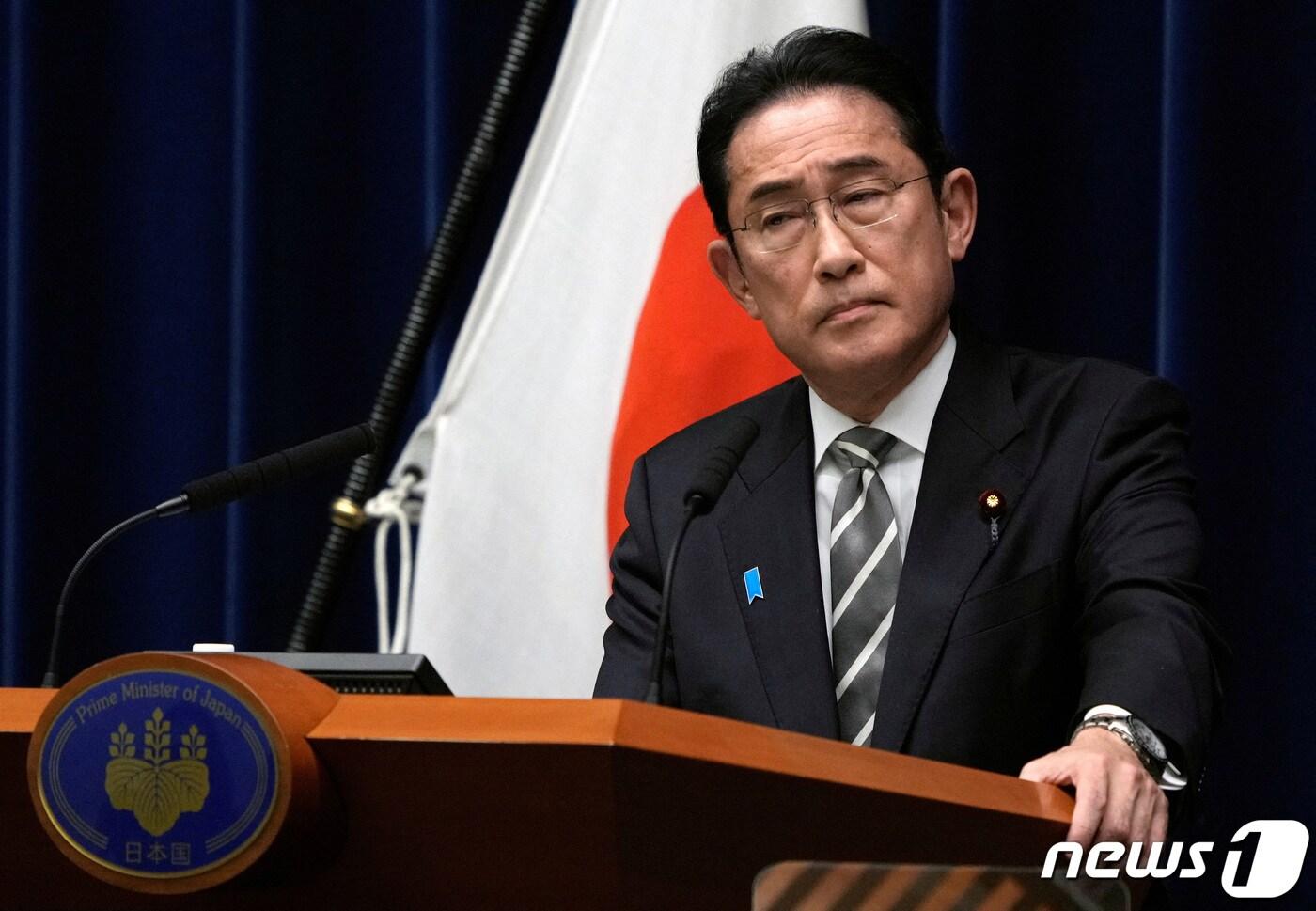 본문 이미지 - 기시다 후미오 일본 총리가 13일(현지시간) 일본 도쿄의 총리 관저에서 열린 기자회견에 참석해 심각한 표정을 지어보이고 있다. 2023.12.13 ⓒ 로이터=뉴스1 ⓒ News1 정지윤 기자