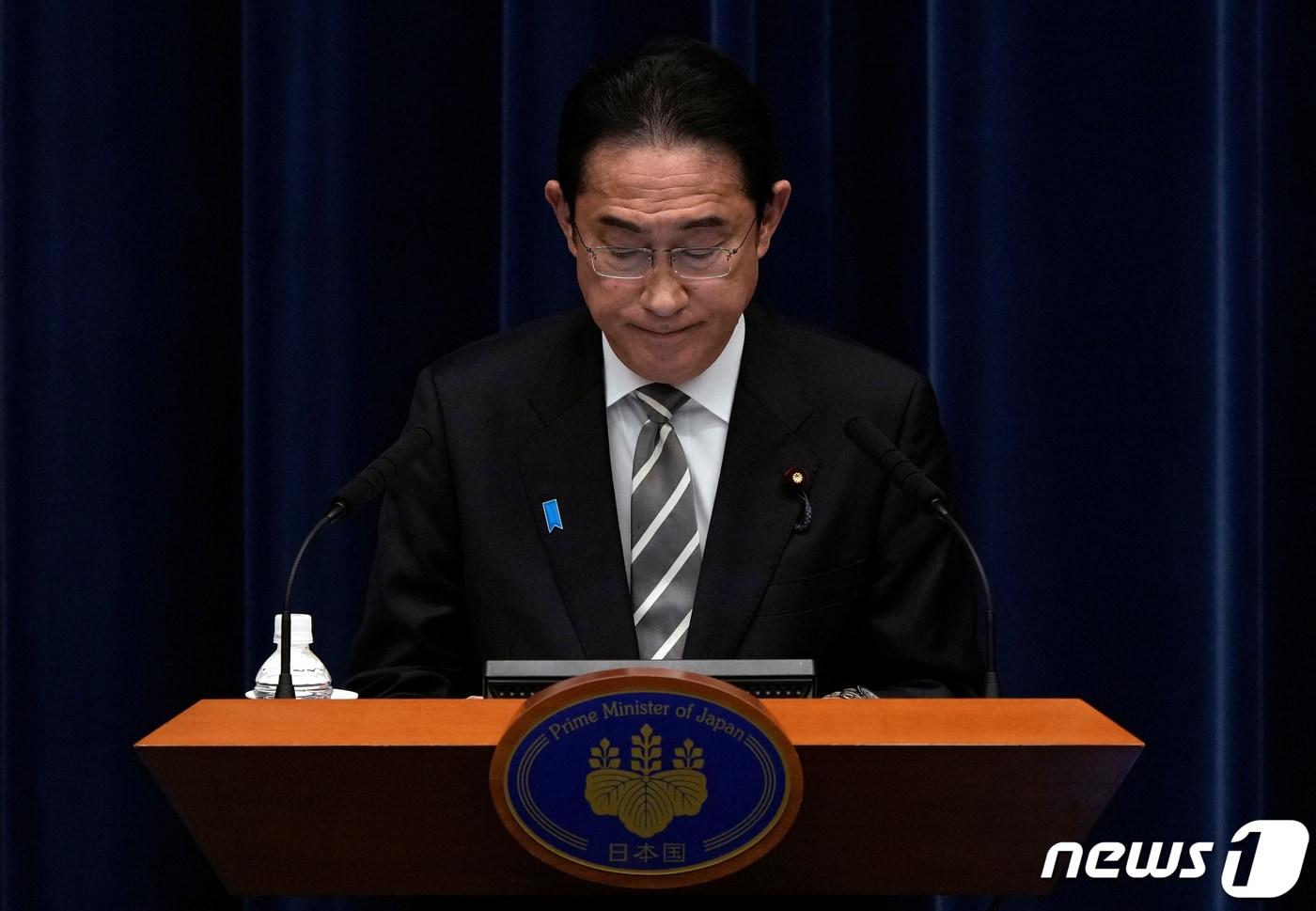 본문 이미지 - 기시다 후미오 일본 총리가 13일(현지시간) 일본 도쿄의 총리관저에서 기자회견을 열고 최근 일본 내 불거진 정치자금 스캔들 의혹과 관련된 입장을 전달하고 있다. 2023.12.13 ⓒ 로이터=뉴스1 ⓒ News1 정지윤 기자
