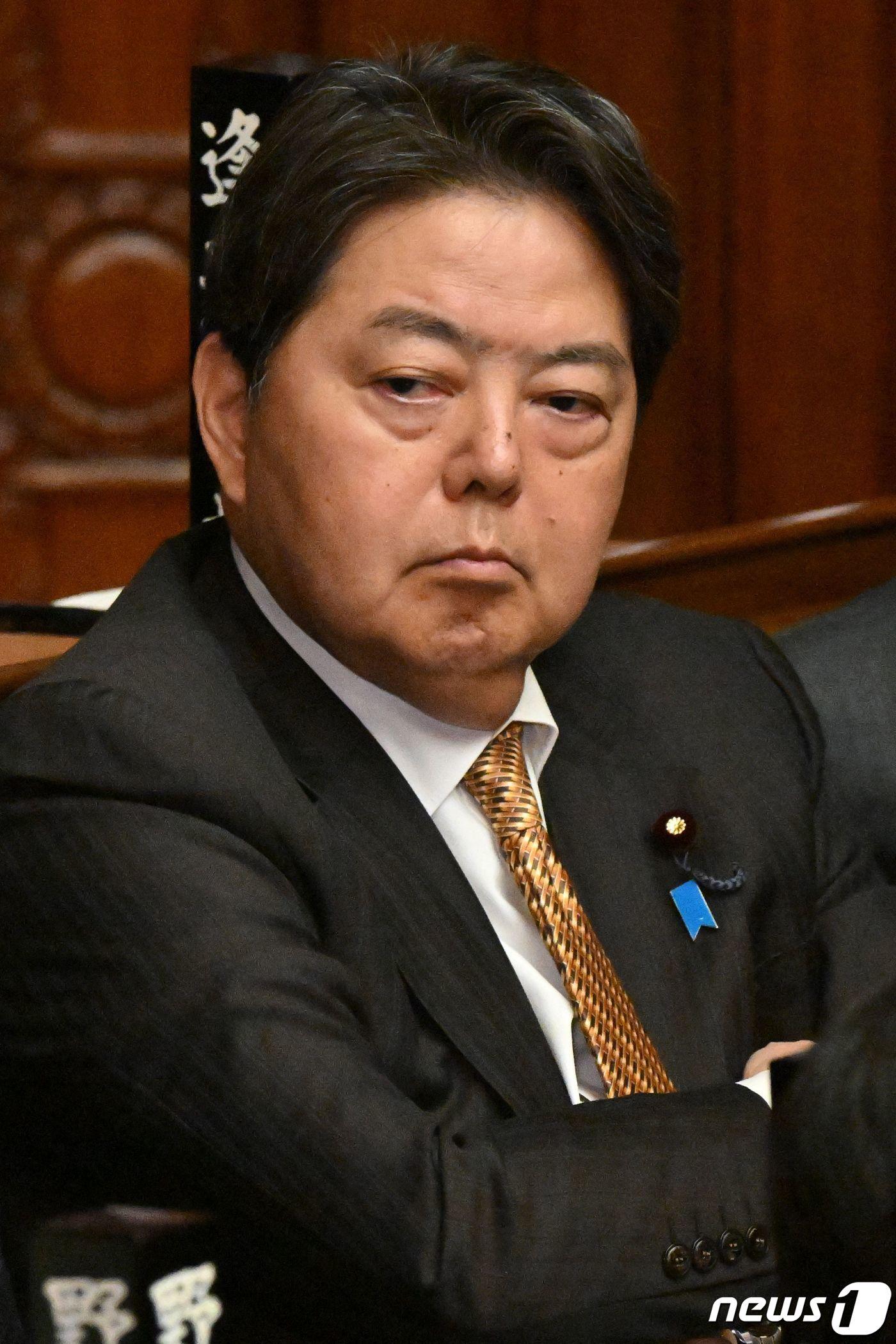 본문 이미지 - 13일 일본 도쿄에서 하야시 요시마사 전 외무상이 기시다 내각 불신임안 표결에 참석했다. 그는 9000만 원 이상의 불법 비자금을 챙겼다는 의혹이 제기된 마쓰노 히로카즈 현 관방장관의 후임으로 임명될 전망이다. 2023.12.13/ ⓒ AFP=뉴스1 ⓒ News1 권진영 기자