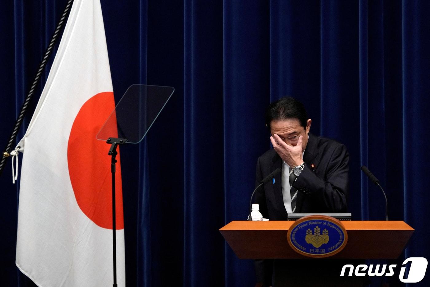 본문 이미지 - 기시다 후미오 일본 총리가 13일(현지시간) 일본 도쿄의 총리 관저에서 기자회견을 열고 최근 제기된 자민당 일부 각료들의 '정치 자금 파티' 의혹과 관련해 발언을 하고 있다. 2023,12,13 ⓒ 로이터=뉴스1 ⓒ News1 정지윤 기자