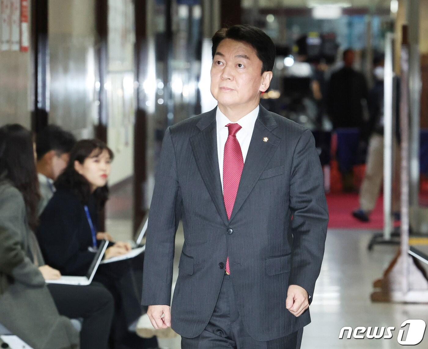 본문 이미지 - 안철수 국민의힘 의원이 14일 서울 여의도 국회에서 열린 중진의원 현안 논의 간담회에 참석하고 있다. 2023.12.14/뉴스1 ⓒ News1 송원영 기자