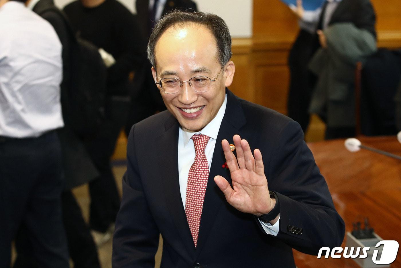 본문 이미지 - 추경호 경제부총리 겸 기획재정부 장관이 지난 14일 오전 서울 중구 은행회관에서 열린 비상거시경제금융회의를 마치고 나서며 취재진을 향해 인사를 하고 있다. 2023.12.14/뉴스1 ⓒ News1 박세연 기자