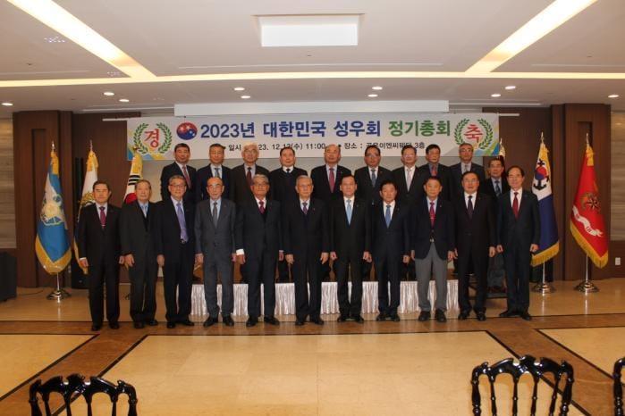 본문 이미지 - 임충빈 신임 성우회장(앞줄 오른쪽 네번째). (성우회 제공)