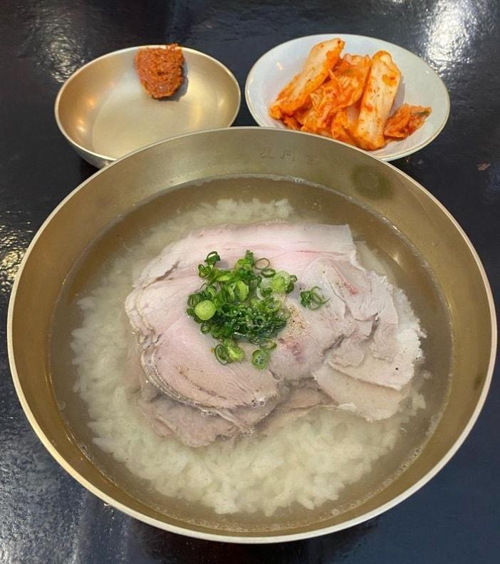 본문 이미지 - 미국 뉴욕 한인타운의 국밥 전문점 '옥동식'의 돼지곰탕이 뉴욕타임스(NYT)가 뽑은 '올해 최고의 뉴욕 음식 8선'에 선정됐다.  옥동식 SNS 갈무리