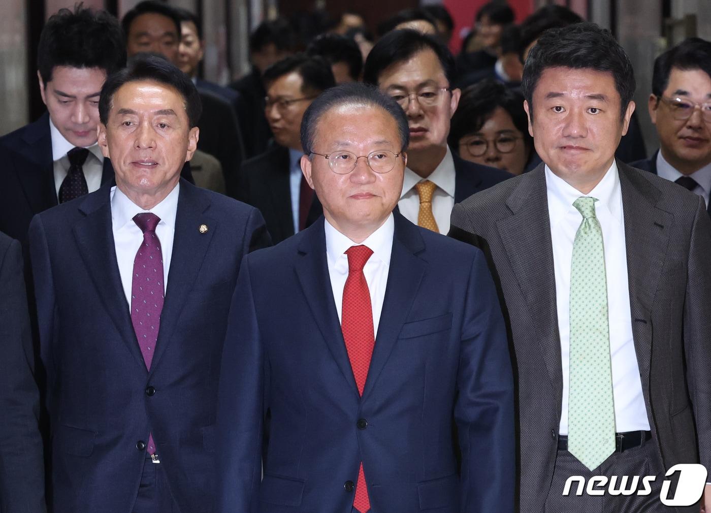 본문 이미지 - 윤재옥 국민의힘 당 대표 권한대행이 14일 서울 여의도 국회에서 열린 최고위원회의에 참석하고 있다. 2023.12.14/뉴스1 ⓒ News1 송원영 기자