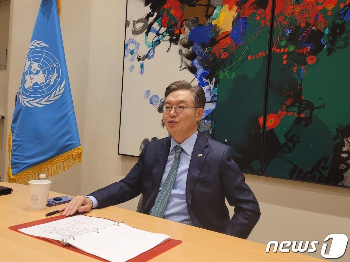 본문 이미지 - 황준국 주유엔 한국대사가 13일(현지시간) 미국 뉴욕 유엔대표부에서 워싱턴특파원 대상 간담회를 갖고 있다.