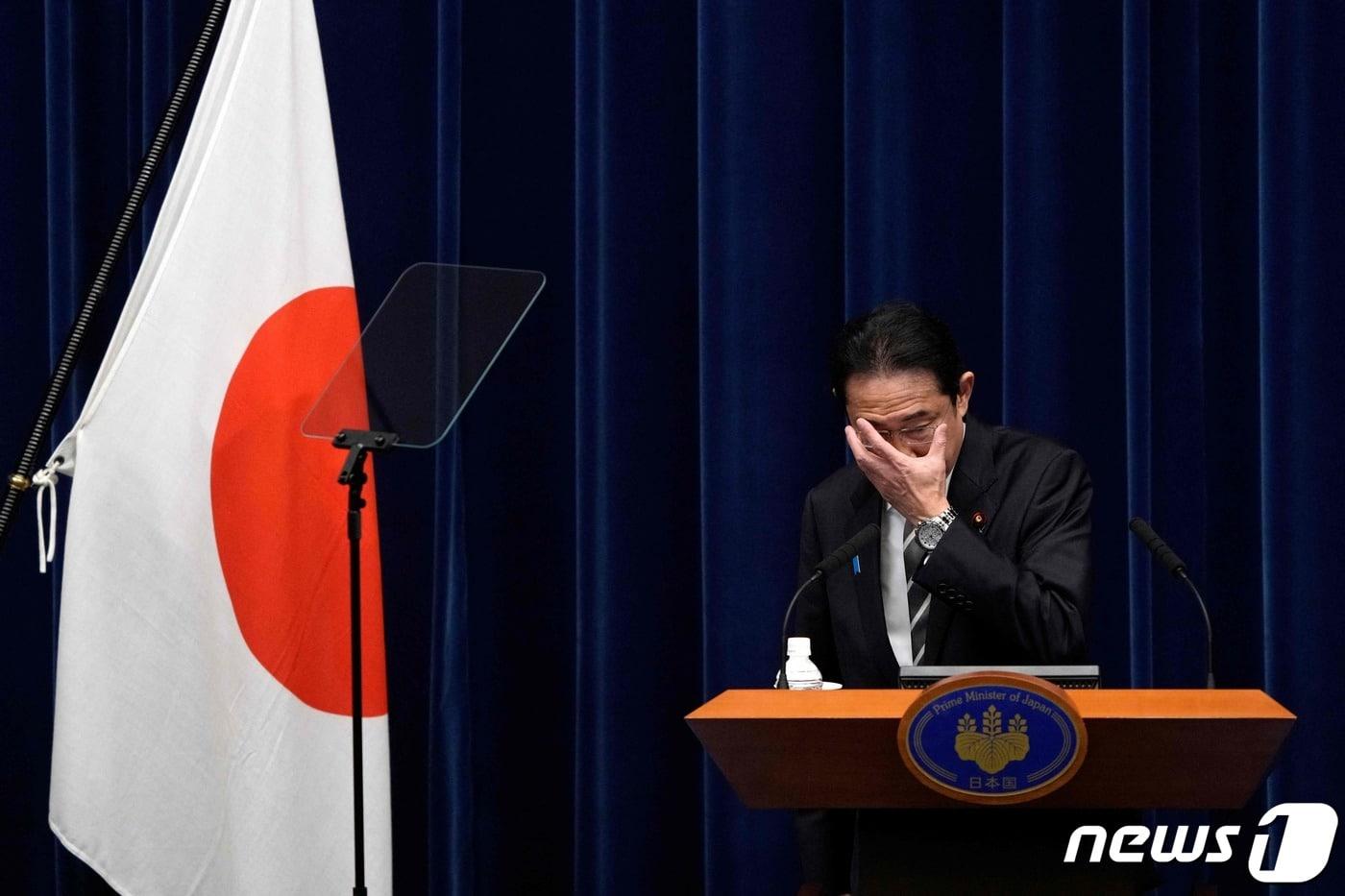 본문 이미지 - 13일(현지시간) 일본 총리관저에서 기시다 후미오 총리가 안경을 고쳐 쓰고 있다. 그는 최근 당내 최대 파벌인 아베파에서 불거진 불법 비자금 문제를 "불덩이처럼＂ 처리하겠다며 연루된 각료 4명을 경질하겠다고 발표했다. 2023.12.13/ ⓒ AFP=뉴스1 ⓒ News1 권진영 기자