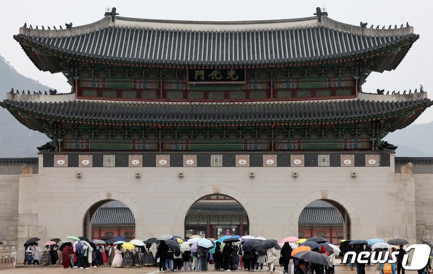본문 이미지 - 겨울비가 내리는 14일 오전 서울 종로구 광화문에서 우산을 쓴 관람객들이 발걸음을 옮기고 있다. 2023.12.14/뉴스1 ⓒ News1 장수영 기자