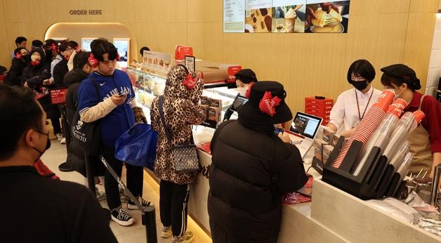 본문 이미지 - 캐나다 커피 브랜드 &#39;팀홀튼&#39;&#40;Tim Horton&#41; 1호점 서울 강남구 팀홀튼 신논현역점 매장 전경. 2023.12.13/뉴스1 ⓒ News1 김진환 기자