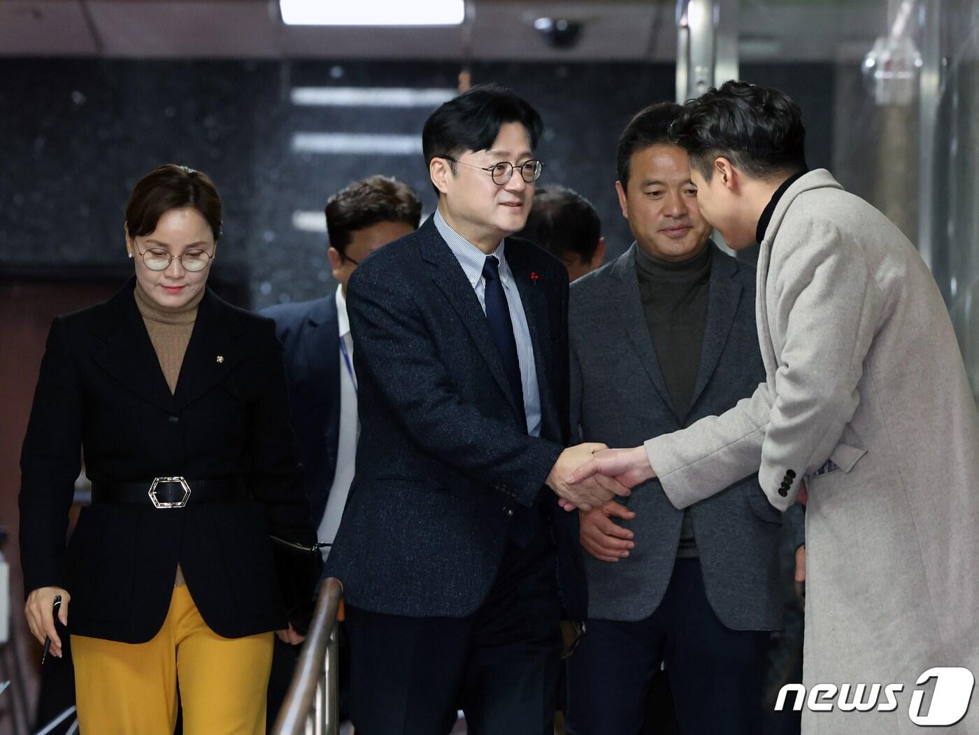 본문 이미지 - 홍익표 더불어민주당 원내대표가 14일 오전 서울 여의도 국회에서 열린 비공개 의원총회에 참석하며 오영환 의원과 인사를 나누고 있다. 이날 의총에서는 선거제 개편을 논의한다. 2023.12.14/뉴스1 ⓒ News1 황기선 기자