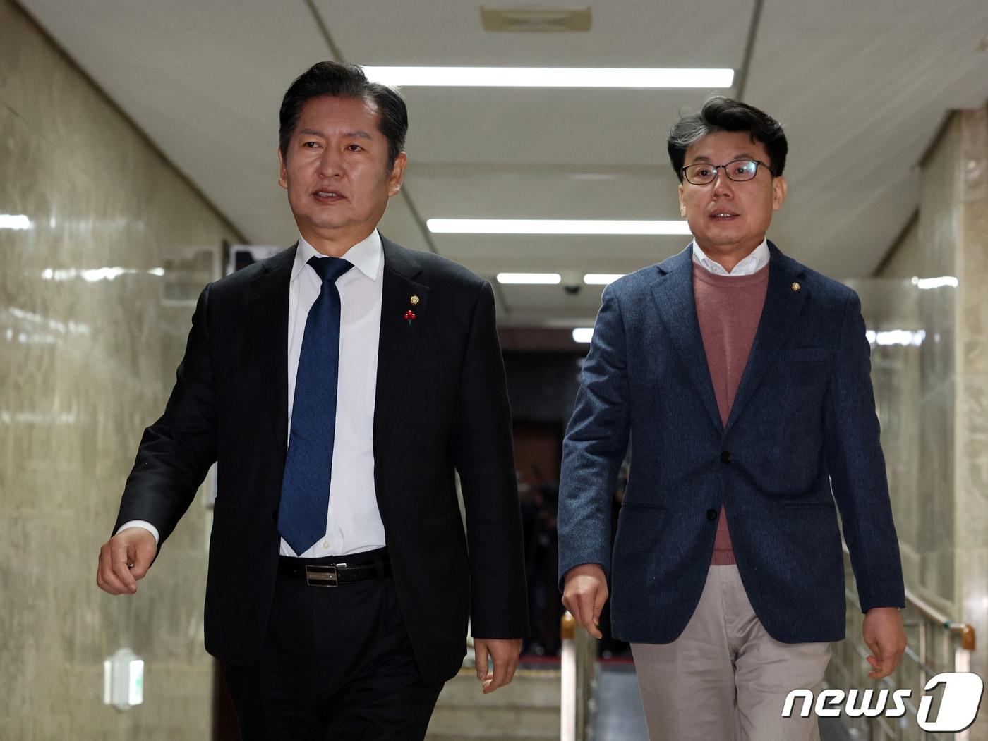 본문 이미지 - 더불어민주당 정청래 대표와 진성준 의원. ⓒ 뉴스1 DB