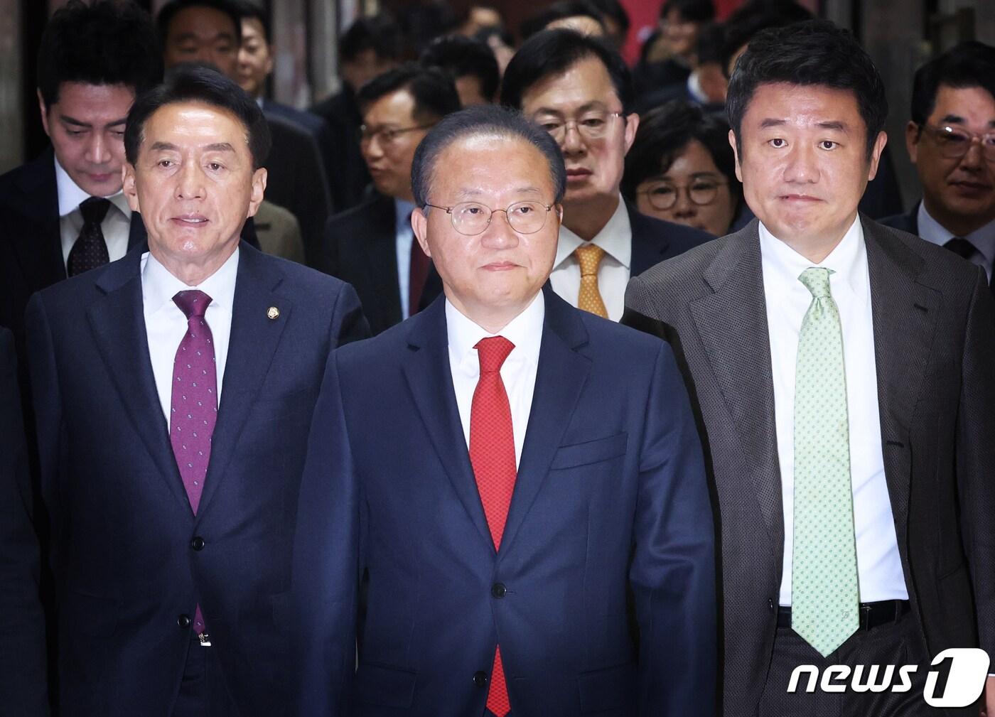 본문 이미지 - 윤재옥 국민의힘 당 대표 권한대행이 14일 서울 여의도 국회에서 열린 최고위원회의에 참석하고 있다. 2023.12.14/뉴스1 ⓒ News1 송원영 기자