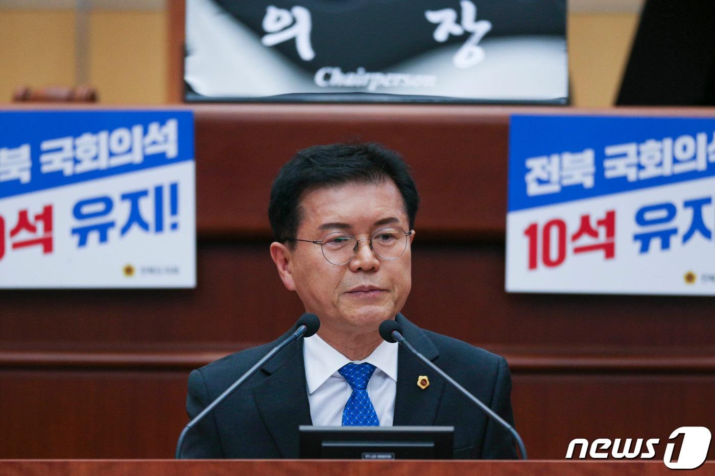 본문 이미지 - 박용근 전북도의원이 골프장의 농약사용량과 잔류농약 허용 기준 마련 건의안을 대표 발의하고 있다.(전북도의회제공)2023.12.14/뉴스1