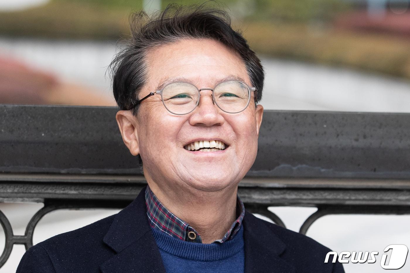 본문 이미지 - 라임자산운용(라임) 펀드 로비 명목으로 금품을 챙긴 혐의로 재판에 넘겨진 윤갑근 전 대구고검장이 14일 무죄가 확정된 후 대법원 앞에서 입장을 밝히고 있다. 2023.12.14/뉴스1 ⓒ News1 유승관 기자라임자산운용(라임) 펀드 로비 명목의 금품을 챙긴 혐의로 재판에 넘겨진 윤갑근 전 대구고검장(59·전 국민의힘 충북도당 위원장)의 무죄가 확정됐다.