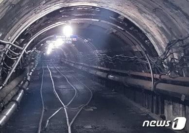 본문 이미지 - 지난해 9월 14일 오전 매몰 사고가 발생했던 강원 태백시 내 대한석탄공사 장성광업소 장성갱도의 입구 주변. 2022.9.15/뉴스1 ⓒ News1 신관호 기자.