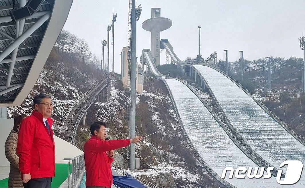 본문 이미지 - 전병극 문화체육관광부 제1차관(왼쪽)이 14일 2024 강원 동계청소년올림픽이 열리는 강원도 평창 알펜시아 스키점프 센터를 찾아 관중 이동 동선과 경기 시설을 확인하고 있다. (문화체육관광부 제공) 2023.12.14/뉴스1
