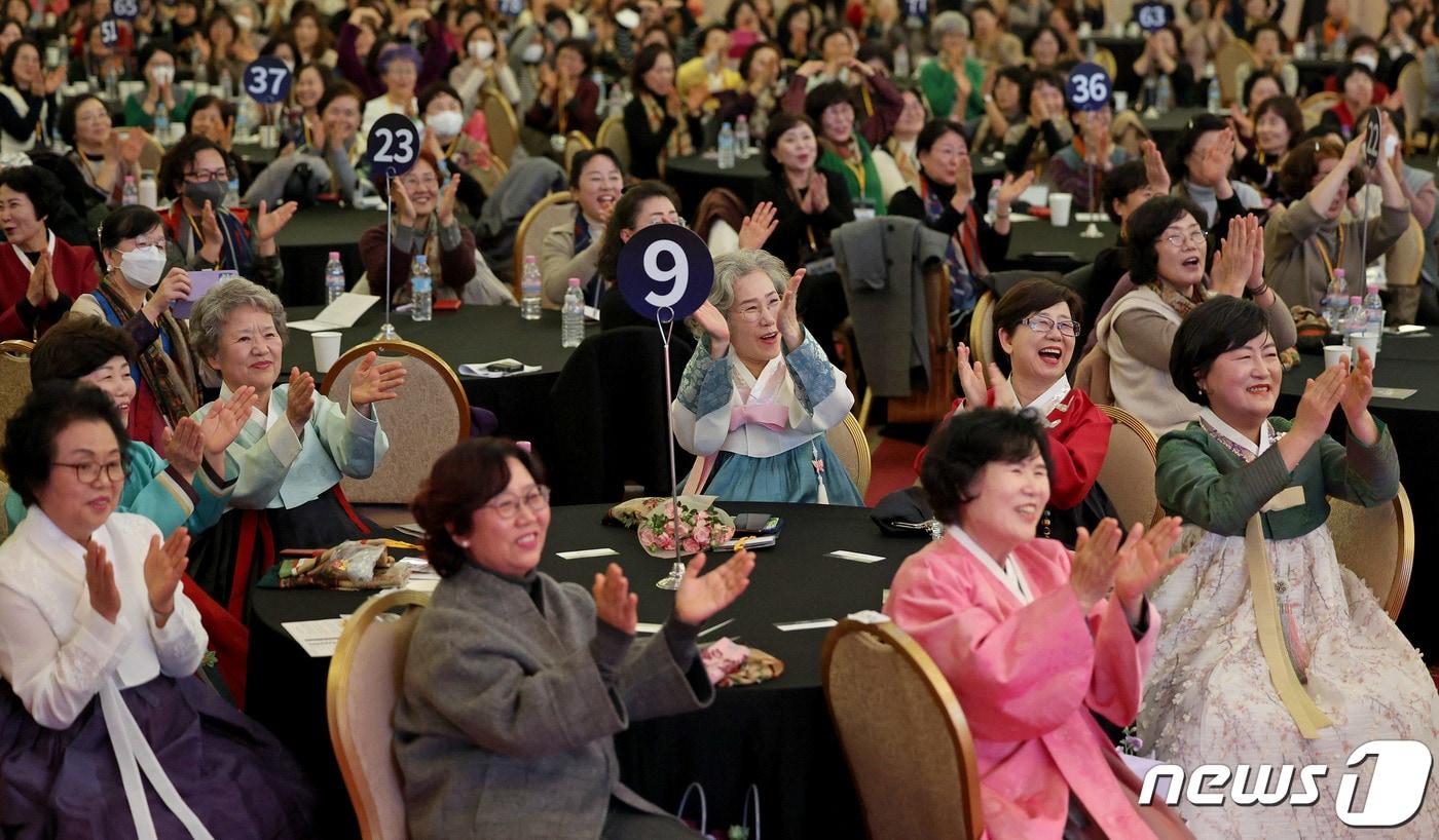 본문 이미지 - 7일 보험개발원에 따르면 '제10회 경험생명표 개정' 결과 남자·여자의 평균수명은 각각 86.3세, 90.7세로 여성의 평균수명이처음으로 90세를 넘어선 것으로 조사됐다. 사진은 지난달 14일 오후 서울 광진구 세종대 컨벤션센터에서 열린 '2023년 이야기 할머니의 날' 행사에 참석한 이야기 할머니들이 이 밝은 표정으로 행사에 참여하고 있는 모습.(사진은 기사와 직접적인 연관 없음) 2023.12.14/뉴스1 ⓒ News1 장수영 기자