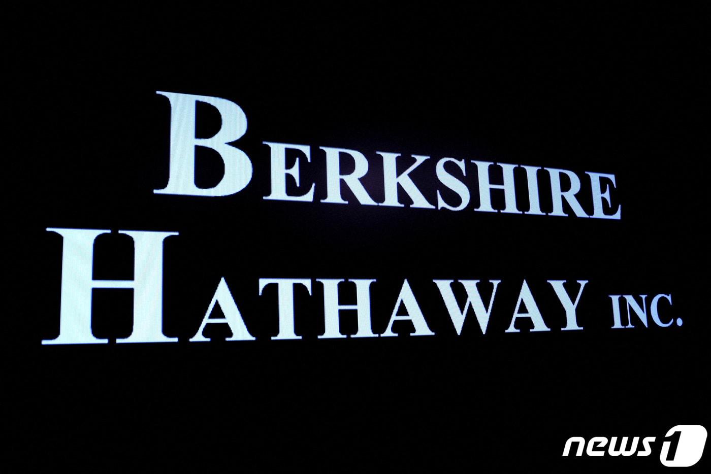 워런 버핏이 이끌고 있는 미국의 투자 전문 회사 버크셔해서웨이의 로고가 뉴욕증권거래소(NYSE)의 스크린에서 비춰지고 있는 모습. 2023.05.10. ⓒ 로이터=뉴스1 