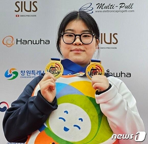 본문 이미지 - 제15회 아시아 사격선수권대회 2관왕에 오른 '여고생 명사수' 오예진(제주여상 3)이 2023년 제주도체육상 체육대상을 받는다. 오예진이 지난 10월 창원 아시아 사격선수권대회에서 획득한 금메달을 손에 들고 기념촬영을 하고 있다.(제주도체육회 제공)/뉴스1 