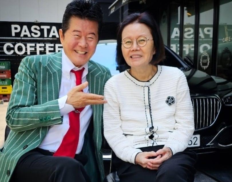 본문 이미지 - 가수 겸 배우 이루가 악의적 가짜뉴스에 분노를 표했다. (사진 = 태진아와 그의 아내) 가수 겸 배우 이루 인스타그램 갈무리