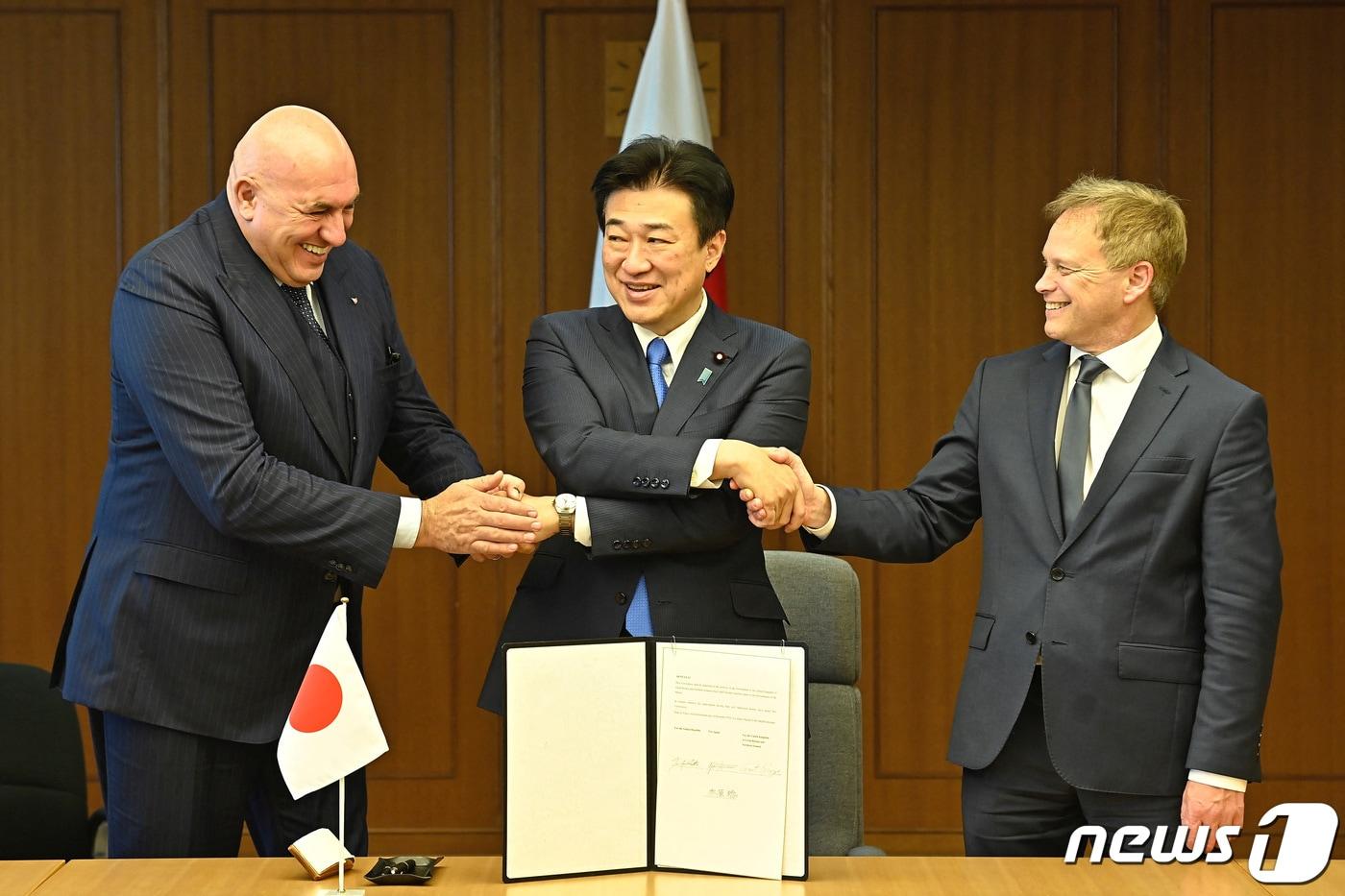 그랜트 섑스 전 영국 국방장관, 기하라 미노루 전 일본 방위상, 귀도 크레세토 이탈리아 국방장관이 지난 2023년 12월 14일 일본 도쿄에서 회담한 뒤 악수하고 있다. 이날 3국 국방장관은 6세대 전투기 공동개발(글로벌 전투항공 프로그램·GCAP) 조약에 서명했다. 2023.12.14. ⓒ 로이터=뉴스1 ⓒ News1 김성식 기자