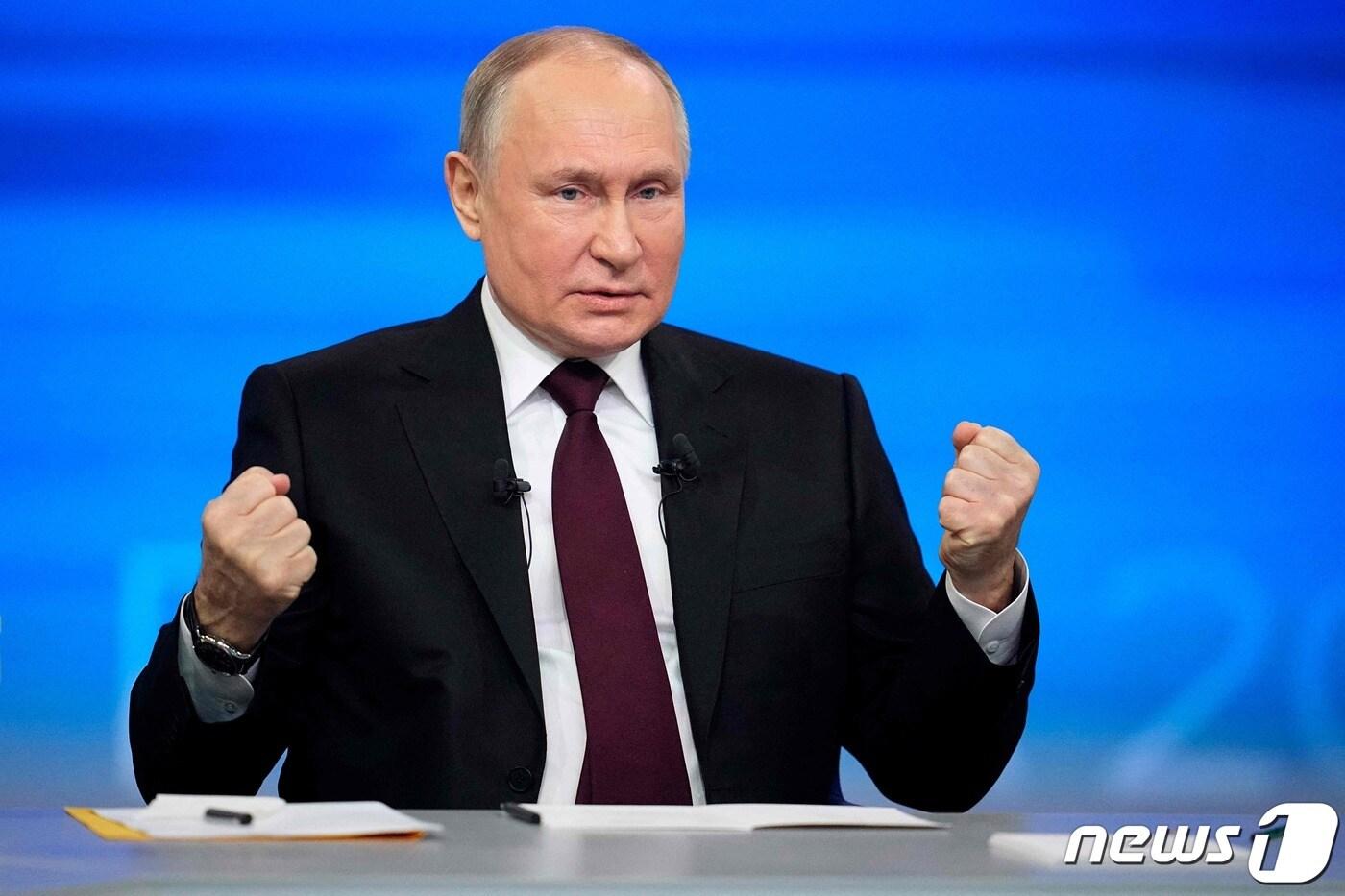 본문 이미지 - 블라디미르 푸틴 러시아 대통령이 14일 (현지시간) 모스크바 고스티니 드보르 전시 홀에서 연말 기자회견을 갖고 “우크라이나에 현재 충분한 병력이 전투를 벌이고 있어 2차 동원령은 필요하지 않다” 고 밝히고 있다. 2023.12.14 ⓒ AFP=뉴스1 ⓒ News1 우동명 기자