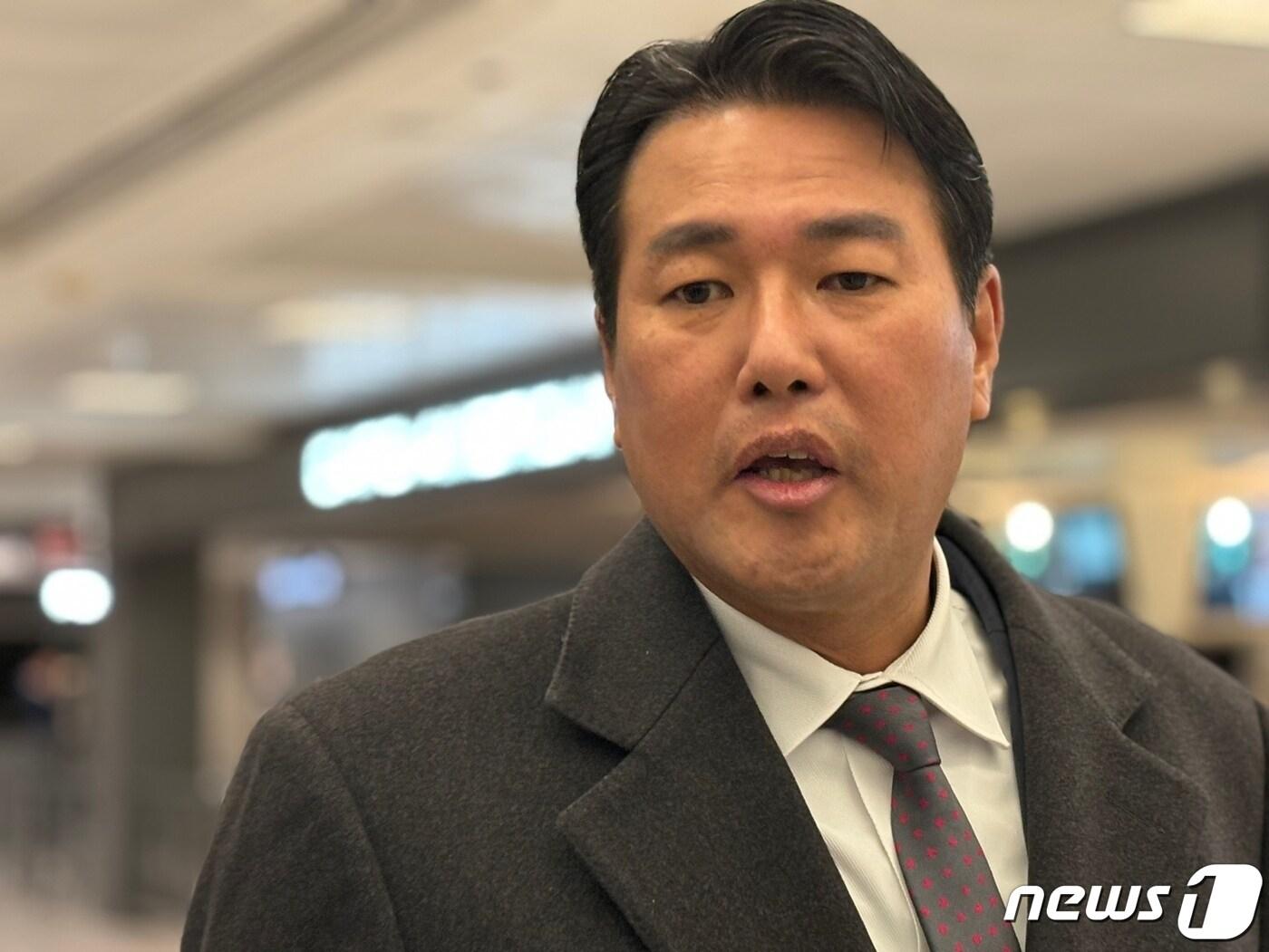 본문 이미지 - 제2차 한미 핵협의그룹(NCG) 협의차 미국을 방문한 김태효 국가안보실 1차장이 14일(현지시간) 워싱턴DC 인근 덜레스 국제공항에서 특파원들과 만나 질의응답을 하고 있다.