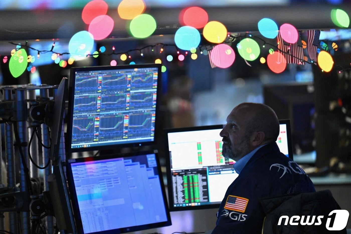 본문 이미지 - 뉴욕증권거래소 내부 객장 트레이더 ⓒ AFP=뉴스1