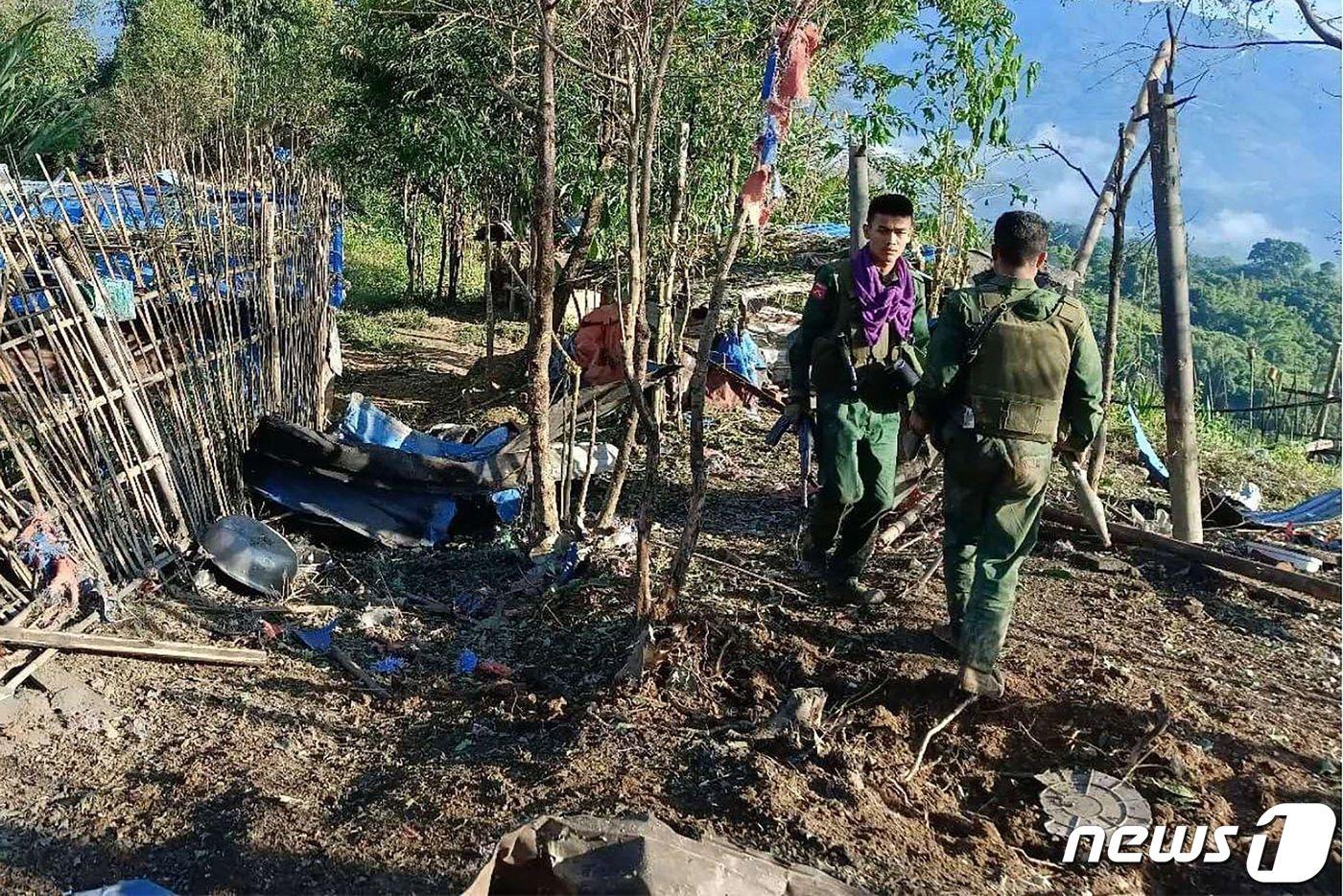 10월28일&#40;현지시간&#41; 미얀마민족민주주의동맹군&#40;MNDAA&#41; 대원들이 미얀마 북부 샨주 라우카잉 인근에서 미얀마 군정의 군 기지를 점거한 후 모습. 2023.10.28/뉴스1 ⓒ AFP=뉴스1 ⓒ News1 김민수 기자