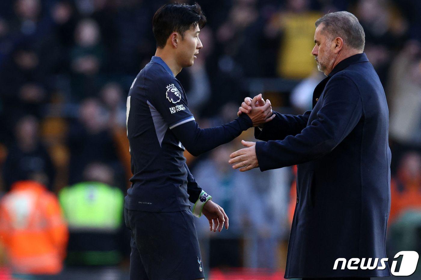 본문 이미지 - 토트넘 홋스퍼의 엔제 포스테코글루 감독(오른쪽)과 손흥민. ⓒ AFP=뉴스1