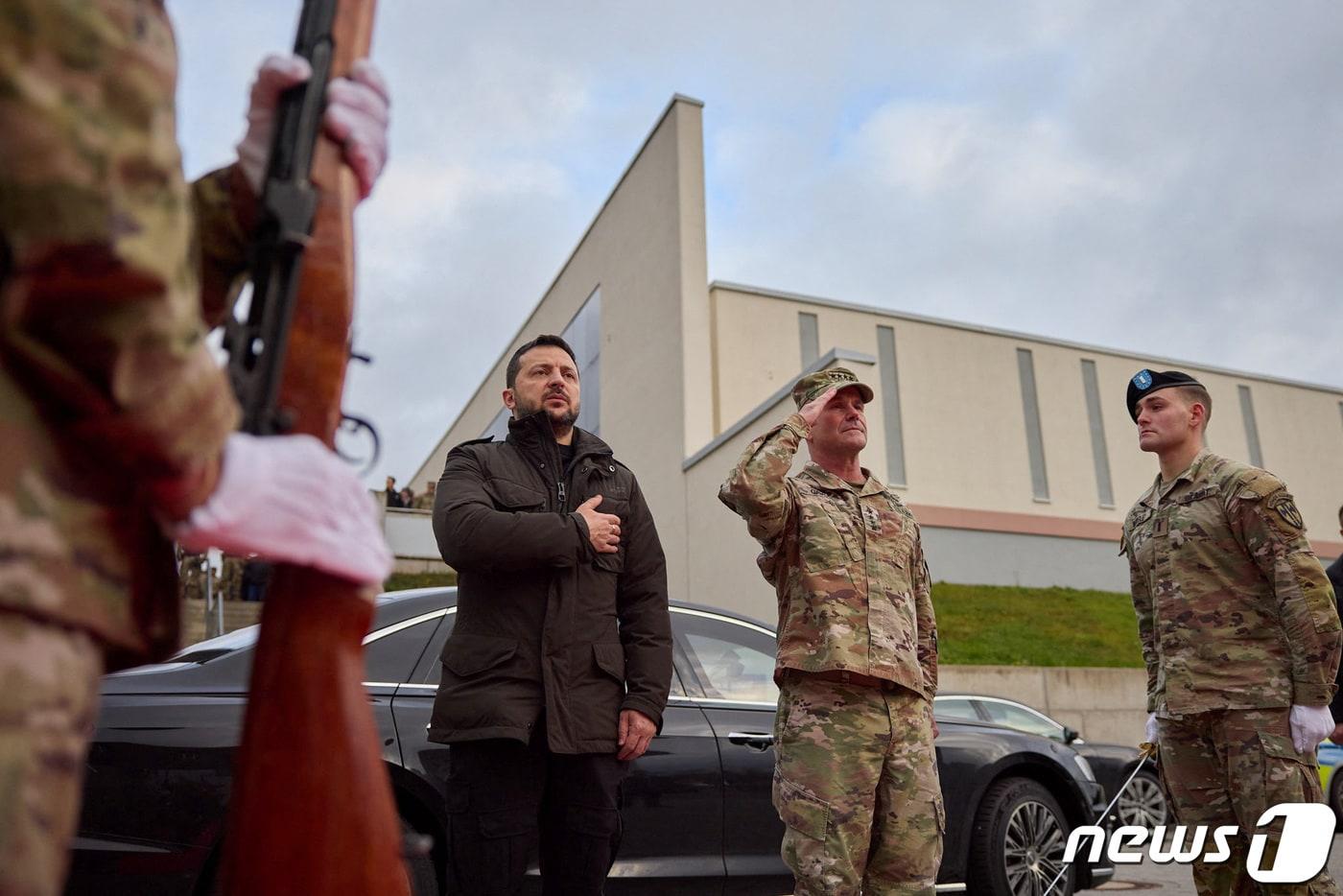 본문 이미지 - 볼로디미르 젤렌스키 우크라이나 대통령이 14일(현지시간) 독일 비스바덴에 있는 미군 유럽 및 아프리카 본부를 방문해 국가를 부르고 있다. 2023.12.14 ⓒ 로이터=뉴스1 ⓒ News1 정지윤 기자