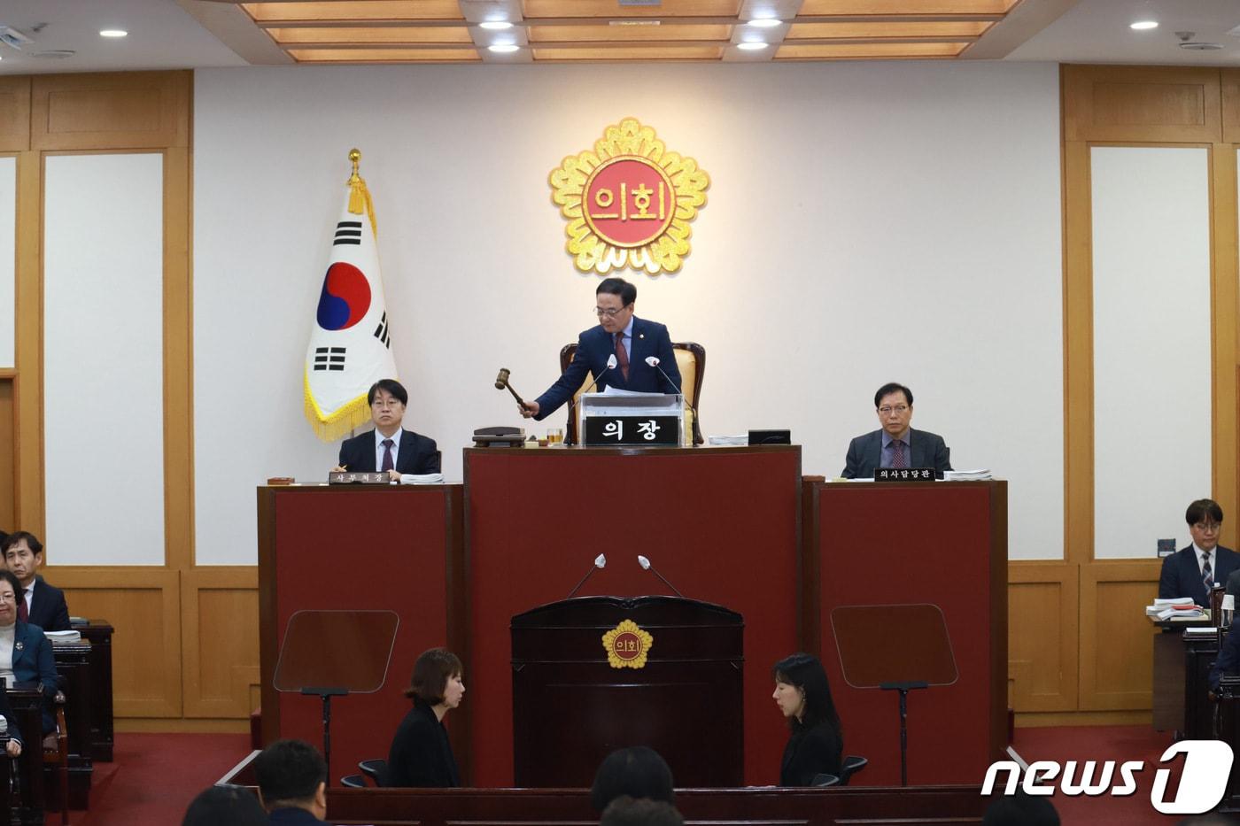 본문 이미지 - 대구시의회가 15일 제305회 정례회를 폐회하고 2023년 의사일정을 마무리했다. 사진은 이날 4차 본회의가 열린 본회의장 모습.(대구시의회 제공)