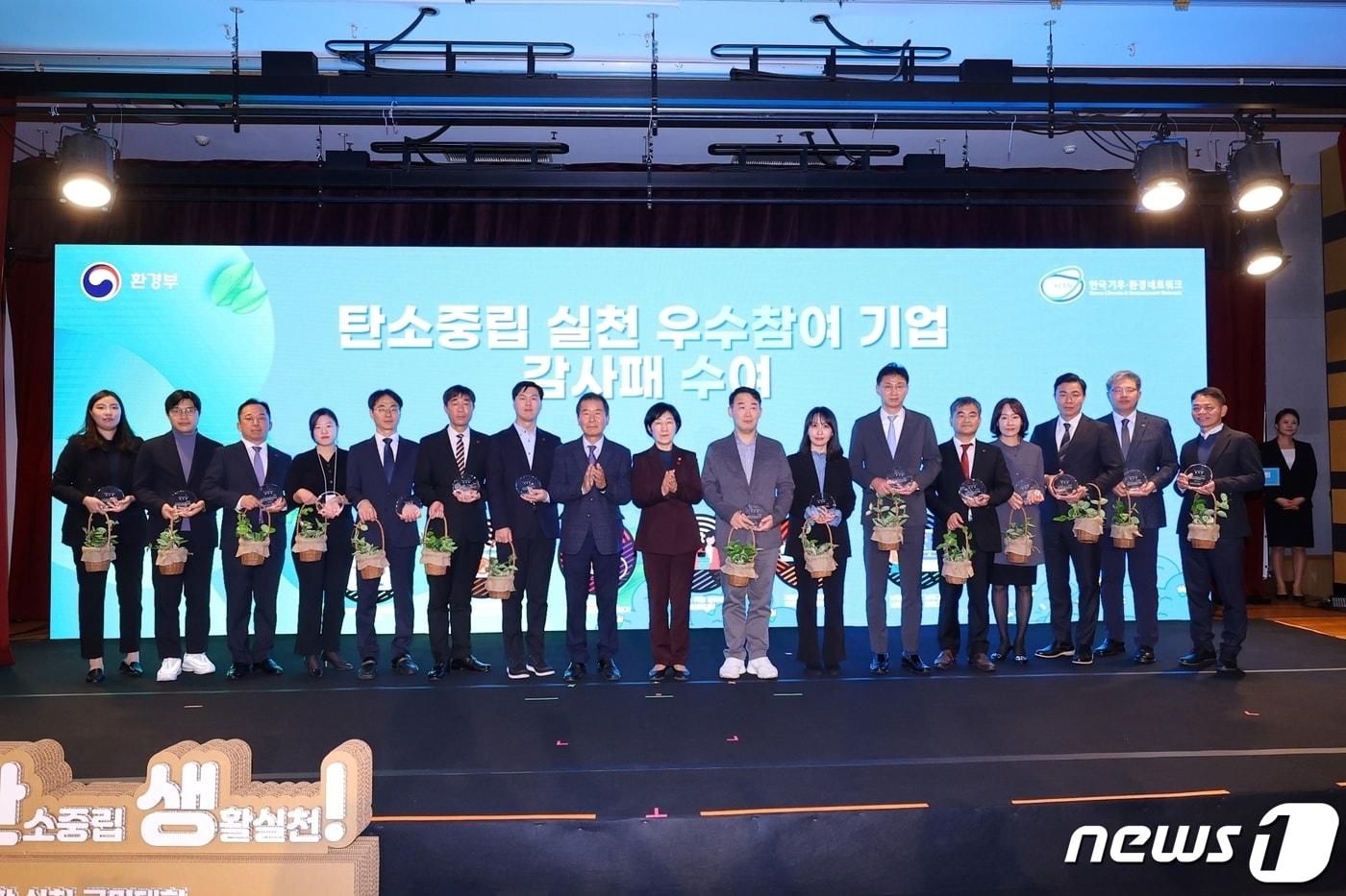 본문 이미지 - 행사 참석 관계자들이 기념사진 촬영을 하고 있다.(빙그레 제공)