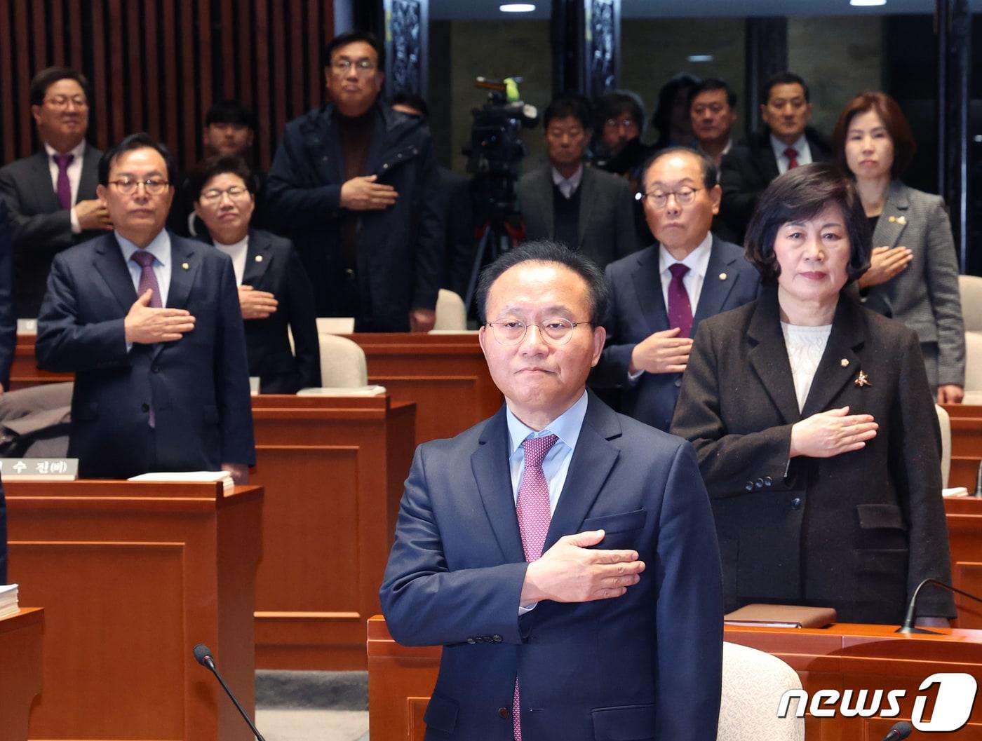 본문 이미지 - 윤재옥 국민의힘 당 대표 권한대행을 비롯한 의원들이 15일 서울 여의도 국회에서 열린 비상의원총회에서 국기에 경례를 하고 있다. 2023.12.15/뉴스1 ⓒ News1 송원영 기자